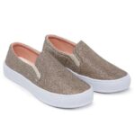 Tênis Slip On com detalhes em Glitter e solado antiderrapante