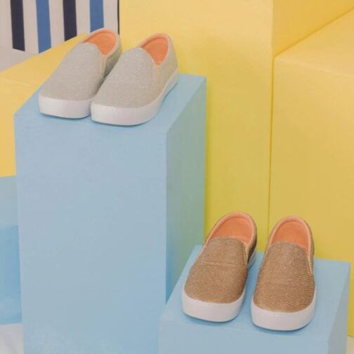 Tênis Slip On com detalhes em Glitter e solado antiderrapante