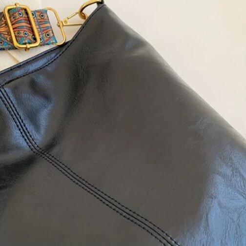 Bolsa Vintage com alça ajustável e zíper de fechamento