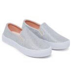 Tênis Slip On com detalhes em Glitter e solado antiderrapante