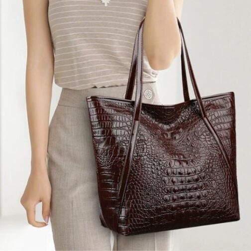 Bolsa de ombro grande com estampa de jacaré