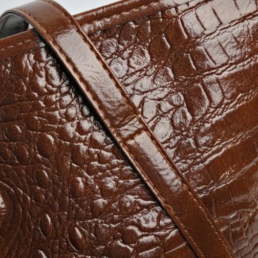 Bolsa de ombro grande com estampa de jacaré