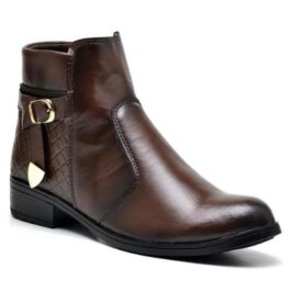 Bota cano curto com fivela e detalhe dourados