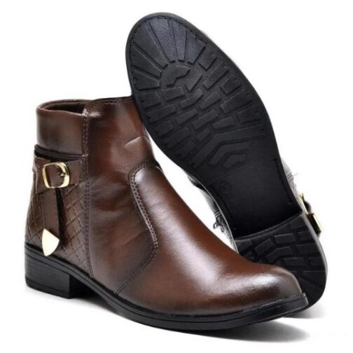 Bota cano curto com fivela e detalhe dourados