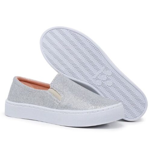 Tênis Slip On com detalhes em Glitter e solado antiderrapante