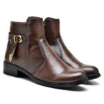 Bota cano curto com fivela e detalhe dourados