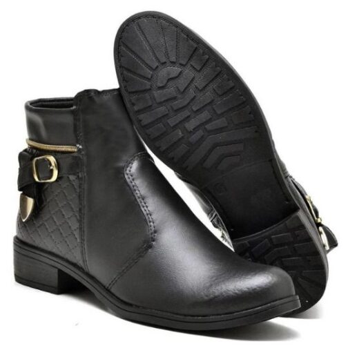 Bota cano curto com fivela e detalhe dourados