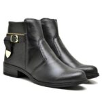 Bota cano curto com fivela e detalhe dourados